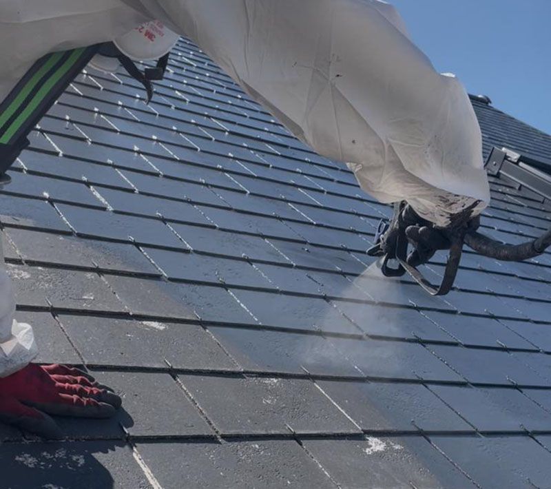 Hydrofuge coloré appliqué sur une toiture en ardoise à Dieppe 76200